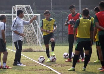 LATIHAN. Pelatih Timnas U-23 Indonesia, Indra Sjafri (keempat kiri) memberikan arahan saat latihan timnas U-23 Indonesia di Stadion Pajajaran, Bogor, Jawa Barat, Rabu (2/10). Garuda Muda masuk grup neraka pada penyisihan SEA Games 2019 bersama Thailand dan Vietnam. (ANTARA/YULIUS SATRIA WIJAYA)