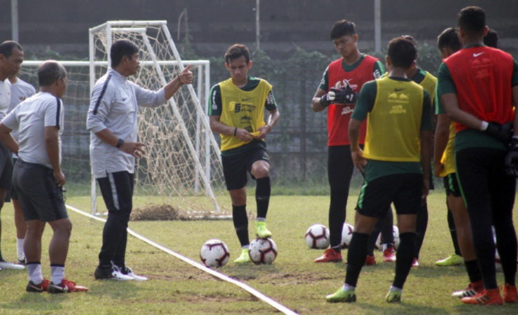 LATIHAN. Pelatih Timnas U-23 Indonesia, Indra Sjafri (keempat kiri) memberikan arahan saat latihan timnas U-23 Indonesia di Stadion Pajajaran, Bogor, Jawa Barat, Rabu (2/10). Garuda Muda masuk grup neraka pada penyisihan SEA Games 2019 bersama Thailand dan Vietnam. (ANTARA/YULIUS SATRIA WIJAYA)