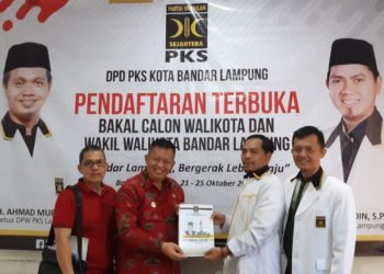 Bakal Calon Wali Kota Bandar Lampung Yusuf Kohar saat mengembalikan berkas penjaringan terbuka sebagai bakal calon walikota kepada DPD PKS Kota Bandar Lampung, Jumat (25/10).  Foto: Triyadi Isworo