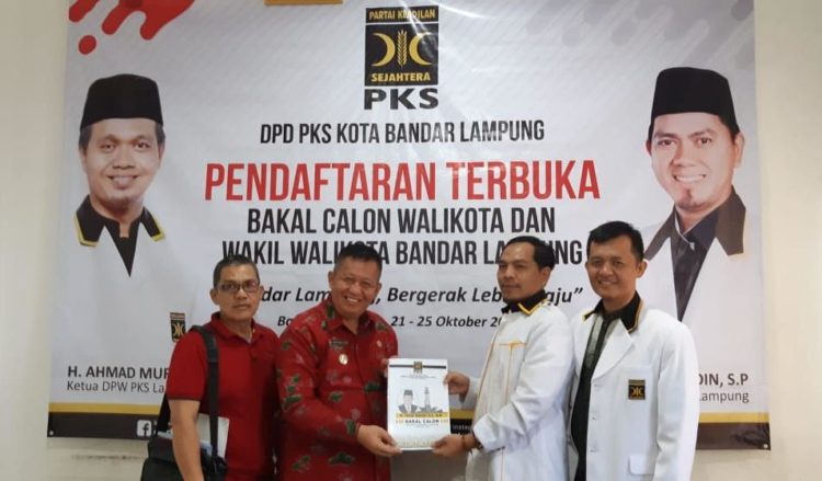 Bakal Calon Wali Kota Bandar Lampung Yusuf Kohar saat mengembalikan berkas penjaringan terbuka sebagai bakal calon walikota kepada DPD PKS Kota Bandar Lampung, Jumat (25/10).  Foto: Triyadi Isworo