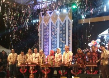 FESTIVAL KOPI 2019. Gubernur Lampung Arinal Djunaidi bersama Wakil Gubenur Lampung Chusnunia dan forkompinda Lampung saat pembukaan Festival Kopi Lampung 2019 di Elephant Park Bandar Lampung, Rabu (6/11).
LAMPUNG POST / SUKISNO