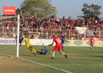 PERSERU BADAK LAMPUNG FC KALAHKAN AREMA FC. Pesepak bola Perseru Badak Lampung FC Marquinhos Vidal (10) saat menjebol gawang Arema FC yang dijaga Utami Rusdiana pada pertandingan Liga 1 2019 di Stadion Sumpah Pemuda PKOR Way Halim, Bandar Lampung, Jumat (1/11). Perseru Badak Lampung FC berhasil mengalahkan Arema FC dengan skor akhir 4-3.
LAMPUNG POST/SUKISNO