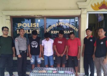 Caption: Ke empat pelaku perjudian beserta barang bukti saat diamankan di Mapolsek Banjaragung. Lampost.co/Ferdi Irwanda