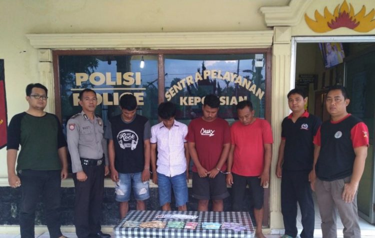 Caption: Ke empat pelaku perjudian beserta barang bukti saat diamankan di Mapolsek Banjaragung. Lampost.co/Ferdi Irwanda