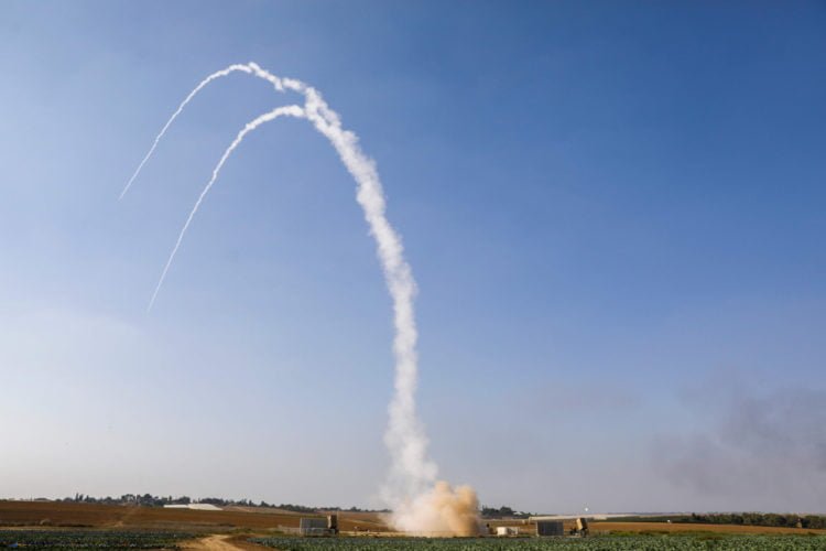 LUNCURKAN RUDAL. Militer Israel meluncurkan rudal dari sistem rudal pertahanan Iron Dome untuk mencegat roket yang diluncurkan dari Jalur Gaza, Selasa (12/11). (MENAHEM KAHANA/AFP)