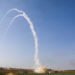 LUNCURKAN RUDAL. Militer Israel meluncurkan rudal dari sistem rudal pertahanan Iron Dome untuk mencegat roket yang diluncurkan dari Jalur Gaza, Selasa (12/11). (MENAHEM KAHANA/AFP)
