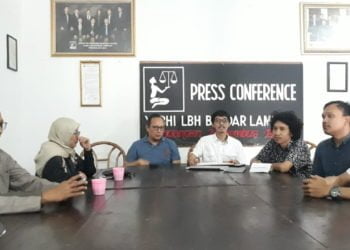LAPOR KE DKPP. Akademisi hukum Universitas Lampung Budiono (baju biru) sebagai pelapor saat di LBH Bandar Lampung, Jumat (8/11). Budiono yang diwakili LBH Bandar Lampung melaporkan terjadinya jual beli kursi jabatan oelah amhggota KPU Lampung yang baru dilantik. (LAMPUNG POST/TRIYADI ISWORO)