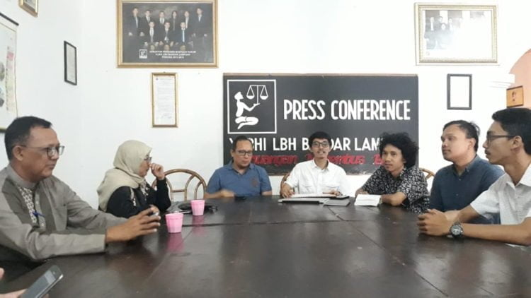 LAPOR KE DKPP. Akademisi hukum Universitas Lampung Budiono (baju biru) sebagai pelapor saat di LBH Bandar Lampung, Jumat (8/11). Budiono yang diwakili LBH Bandar Lampung melaporkan terjadinya jual beli kursi jabatan oelah amhggota KPU Lampung yang baru dilantik. (LAMPUNG POST/TRIYADI ISWORO)