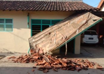 Angin Kencang Rubuhkan Atap Rumah