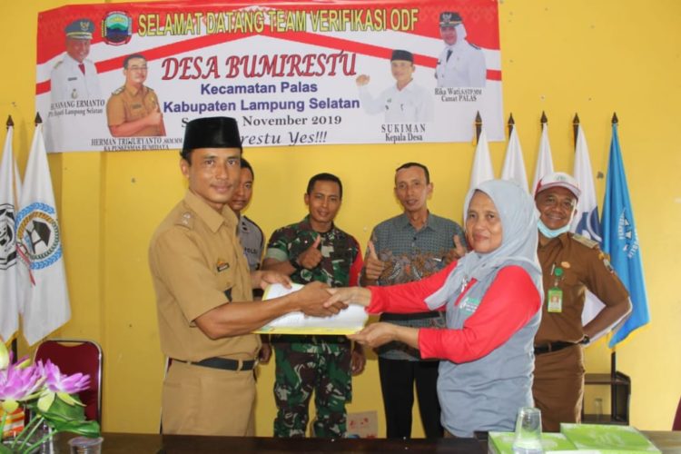 Kepala Desa Bumirestu, Kecamatan Palas, Lampung Selatan, Sukiman menerima hasil verifikasi ODF di Kantor Desa setempat, Senin (11/11/2019). Armansyah
