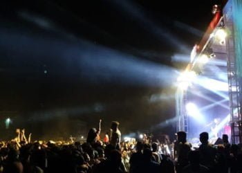 RAMAI. Ribuan warga Metro memadati Kampus Kelurahan Iringmulyo, Metro Timur, Kota Metro, Jumat malam (22/11), untuk menyaksikan Bold Experience Music. (LAMPUNG POST/SUPRAYOGI)