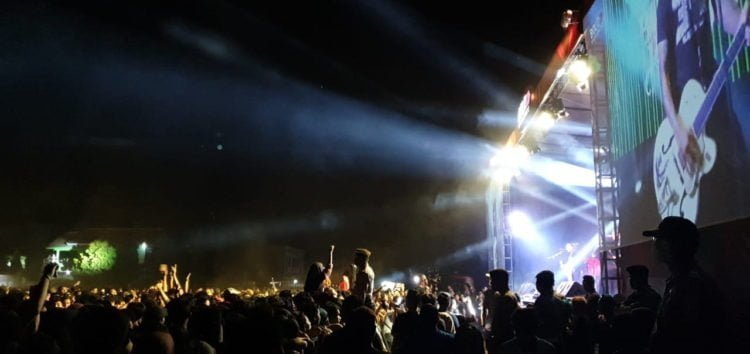 RAMAI. Ribuan warga Metro memadati Kampus Kelurahan Iringmulyo, Metro Timur, Kota Metro, Jumat malam (22/11), untuk menyaksikan Bold Experience Music. (LAMPUNG POST/SUPRAYOGI)