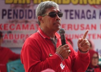 Bupati Loekman saat memberikan sambutan pada kunker di salah satu kecamatan di Lamteng. (Foto: Dok Kominfo Pemkab Lamteng)