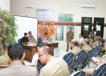 COFFEE MORNING. Suasana coffee morning di dinas kependudukan dan catatan sipil (Dukcapil) Pringsewu yang dipimpin Wakil Bupati Pringsewu Fauzi dan dihadiri Ketua DPRD Pringsewu, Suherman. DOK HUMAS PEMKAB PRINGSEWU