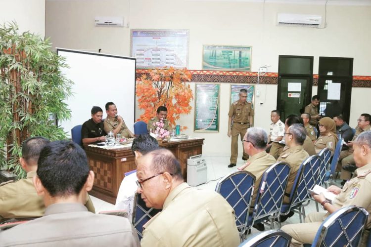 COFFEE MORNING. Suasana coffee morning di dinas kependudukan dan catatan sipil (Dukcapil) Pringsewu yang dipimpin Wakil Bupati Pringsewu Fauzi dan dihadiri Ketua DPRD Pringsewu, Suherman. DOK HUMAS PEMKAB PRINGSEWU
