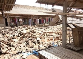 LOS PASAR AMBRUK. Dua unit los pasar tradisional Desa Sukaraja, Kecamatan Palas, Lampung Selatan, yang ambruk, Jumat (15/11) siang. n LAMPUNG POST/ARMANSYAH