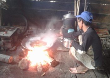 AIR NIRA. Perajin gula aren, warga Partisipan Siliwangi (PS) Desa Mekarjaya, Kecamatan Tanjungraja, Juandi, memanaskan air nira sebelum proses cetak gula dilakukan di kediamannya, Jumat (29/11). n LAMPUNG POST/YUDHI HARDIYANTO