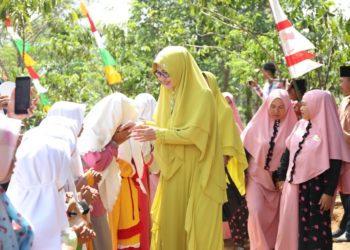 MAULID NABI. Ketua Tim Penggerak PKK Pesisir Barat Septi Istiqlal menghadiri acara peringatan Maulid Nabi Muhammad saw di Pemangku Talangsebelas, Pekon Rajabasa, Kecamatan Ngaras, Jumat (29/11). n LAMPUNG POST/YON FISOMA