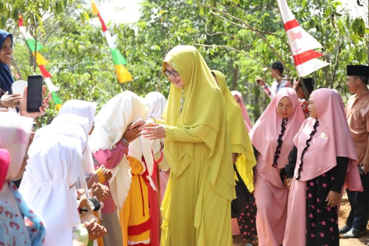 MAULID NABI. Ketua Tim Penggerak PKK Pesisir Barat Septi Istiqlal menghadiri acara peringatan Maulid Nabi Muhammad saw di Pemangku Talangsebelas, Pekon Rajabasa, Kecamatan Ngaras, Jumat (29/11). n LAMPUNG POST/YON FISOMA