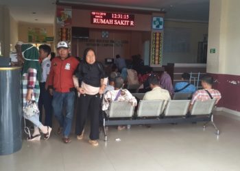PELAYANAN NORMAL. Pelayanan RSD HM Mayjen Ryacudu Kotabumi telah berjalan normal. Namun, warga yang membutuhkan pelayanan di sana masih mengeluhkan keterlambatan waktu dokter poli datang ke ruangannya, Senin (18/11). n LAMPUNG POST/FAJAR NOFITRA