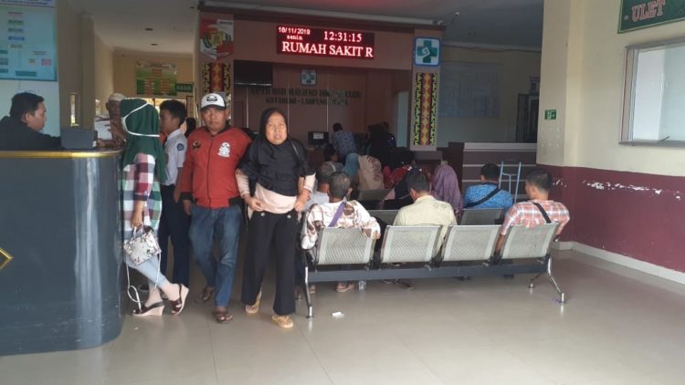 PELAYANAN NORMAL. Pelayanan RSD HM Mayjen Ryacudu Kotabumi telah berjalan normal. Namun, warga yang membutuhkan pelayanan di sana masih mengeluhkan keterlambatan waktu dokter poli datang ke ruangannya, Senin (18/11). n LAMPUNG POST/FAJAR NOFITRA