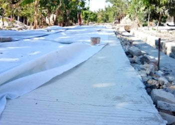 RABAT BETON. Salah satu keretakan atau patahan pada proyek pembangunan jalan rabat beton di Dusun II dan III, Desa Kualasekampung, Kecamatan Sragi, Lampung Selatan, Selasa (19/11). n LAMPUNG POST/ARMANSYAH