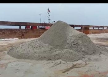 PASIR. Tumpukan pasir yang diduga disedot oleh PT Lautan Indonesia Perkasa (LIP), Minggu (24/11). n ISTIMEWA