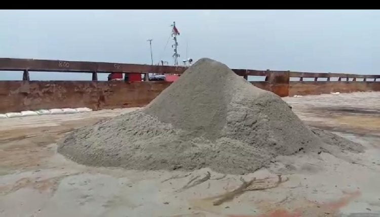 PASIR. Tumpukan pasir yang diduga disedot oleh PT Lautan Indonesia Perkasa (LIP), Minggu (24/11). n ISTIMEWA