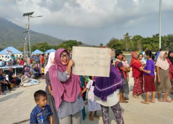 UNJUK RASA. Ratusan warga Desa Tejang, Pulau Sebesi, Kecamatan Rajabasa, berunjuk rasa terkait penolakan penambangan pasir yang dilakukan PT LIP, di Dermaga Desa Tejang, Pulau Sebesi, Selasa (26/11). ISTIMEWA