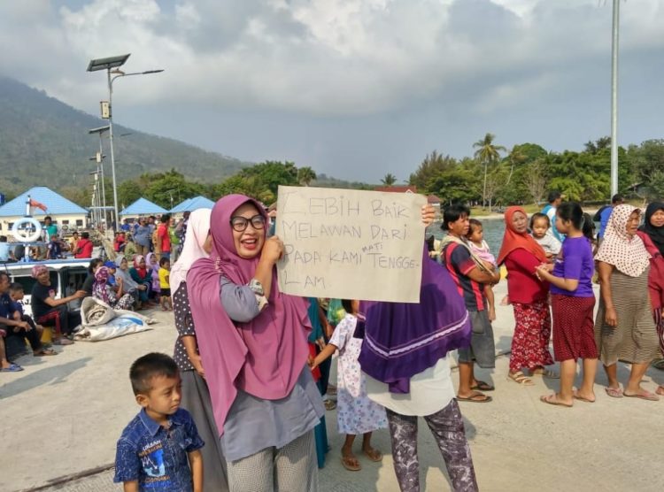 UNJUK RASA. Ratusan warga Desa Tejang, Pulau Sebesi, Kecamatan Rajabasa, berunjuk rasa terkait penolakan penambangan pasir yang dilakukan PT LIP, di Dermaga Desa Tejang, Pulau Sebesi, Selasa (26/11). ISTIMEWA