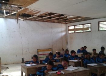 BUTUH BANTUAN. Ruang untuk KBM kelas 1 dan 2 SDN 2 Sinarogan, Desa Sinarogan, Kecamatan Abung Selatan, kondisinya rusak parah dan membutuhkan bantuan instansi terkait untuk rehabilitasinya, Rabu (6/11). LAMPUNG POST/YUDHI HARDIYANTO