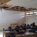 BUTUH BANTUAN. Ruang untuk KBM kelas 1 dan 2 SDN 2 Sinarogan, Desa Sinarogan, Kecamatan Abung Selatan, kondisinya rusak parah dan membutuhkan bantuan instansi terkait untuk rehabilitasinya, Rabu (6/11). LAMPUNG POST/YUDHI HARDIYANTO