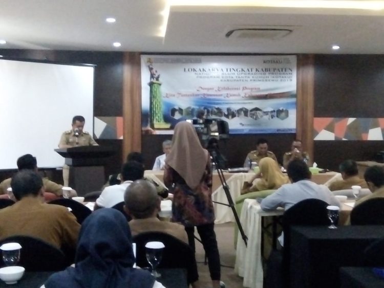 BUKA LOKAKARYA. Asisten II Setkab Pringsewu Djondrawadi membuka lokakarya Kotaku, di Hotel Regenci Wates, Pringsewu, Senin(11/11). WIDODO