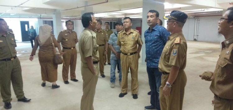 CEK GEDUNG. Wali Kota Metro Pairin dan sejumlah anggota Dewan Perwakilan Rakyat Daerah Metro mengecek rembesan plafon di gedung Sesat Agung Bumi Sai Wawai, Metro, Selasa (26/11). ISTIMEWA