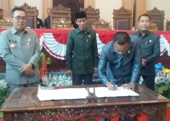 TEKEN KUA PPAS. Ketua DPRD Lamtim Ali Johan Arif, disaksikan Bupati Lampung Timur Zaiful Bokhari, menandatangani kesepakatan KUA PPAS Lampung Timur pada 2020, Senin (11/11). n DJONI HARTAWAN JAYA