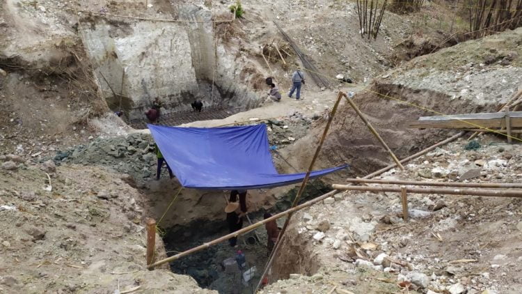 JEMBATAN WAY PELUS. Pengerjaan pembangunan jembatan Way Pelus di Desa Seloretno, Kecamatan Sidomulyo, Lampung Selatan, diragukan selesai tepat waktu. LAMPUNG POST/PERDHANA WIBYSONO