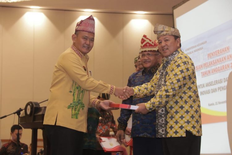 TERIMA DIPA. Wakil Bupati Pringsewu Fauzi menerima daftar isian pelaksanaan anggaran (DIPA) tahun anggaran 2020 dari Gubernur Lampung Arinal Djunaidi, di Hotel Novotel, Kamis (21/11). DOK HUMAS PRINGSEWU