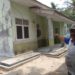 TUNJUKKAN GEDUNG. Warga Desa Bumiasih, Kecamatan Palas, Lampung Selatan, menunjukkan kondisi gedung Poskesdes Desa Bumiasih yang terbengkalai, Minggu (24/11). ARMANSYAH