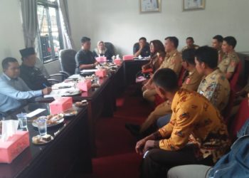 HEARING BERSAMA. Komisi I DPRD Lampung Barat menggelar hearing bersama lintas terkait soal laporan pengelolaan Badan Usaha Milik Desa Pekon Pajaragung, Belalau, Lampung Barat. n LAMPUNG POST/ELIYAH