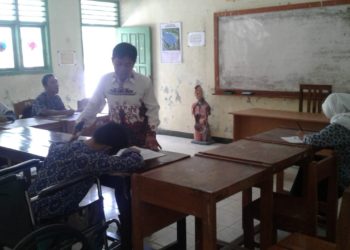 SUASANA KBM. Suasana kegiatan belajar-mengajar (KBM) di Sekolah Luar Biasa Negeri (SLBN) Sukamaju, Kecamatan Abungsemuli, Lampung Utara, Selasa (12/11). n LAMPUNG POST/YUDHI HARDIYANTO