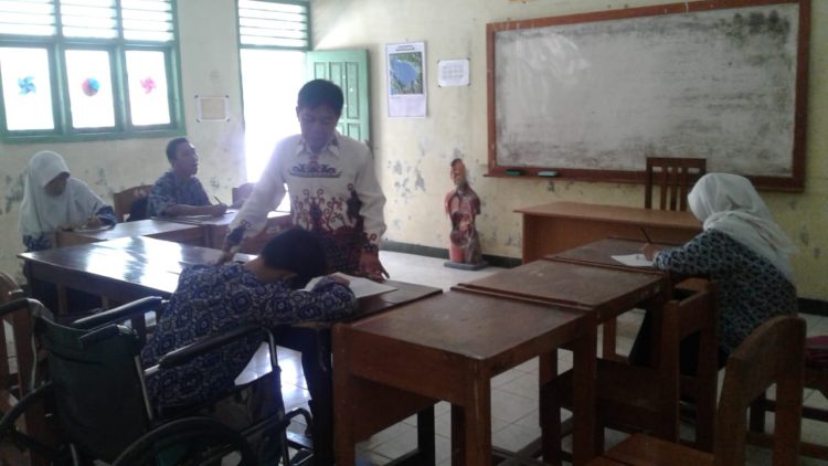 SUASANA KBM. Suasana kegiatan belajar-mengajar (KBM) di Sekolah Luar Biasa Negeri (SLBN) Sukamaju, Kecamatan Abungsemuli, Lampung Utara, Selasa (12/11). n LAMPUNG POST/YUDHI HARDIYANTO