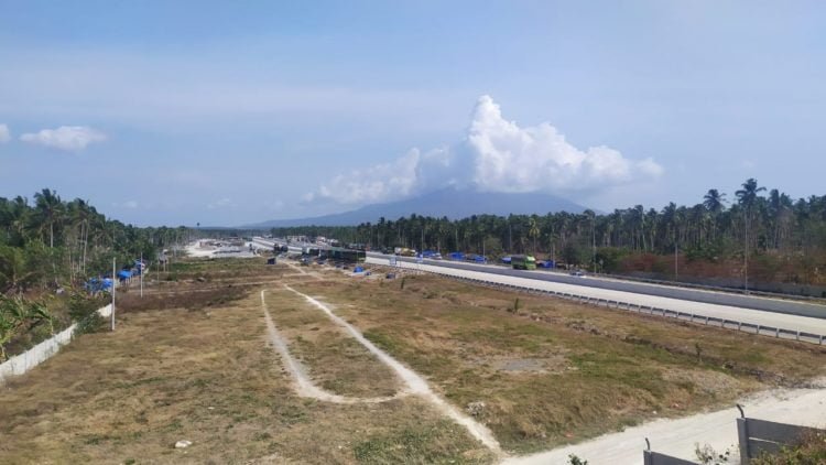 MANFAATKAN JALUR. Jalan tol trans-Sumatera (JTTS) ruas jalur Bakauheni—Terbanggibesar, tepatnya JTTS Km 33, rest area yang kini dibangun banyak dimanfaatkan pengemudi kendaraan roda empat untuk menghemat biaya perjalanan. n LAMPUNG POST/PERDHANA WIBYSONO