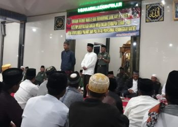 LOLOS TES PRAJURIT. Komandan Kodim (Dandim) 0422/Lampung Barat Letkol Kav Andri Nurcahyo memperkenalkan orang tua dan anak kuli bata yang lolos jadi tentara di markas kodim setempat, Minggu (17/11). LAMPUNG POST/ARIPSAH