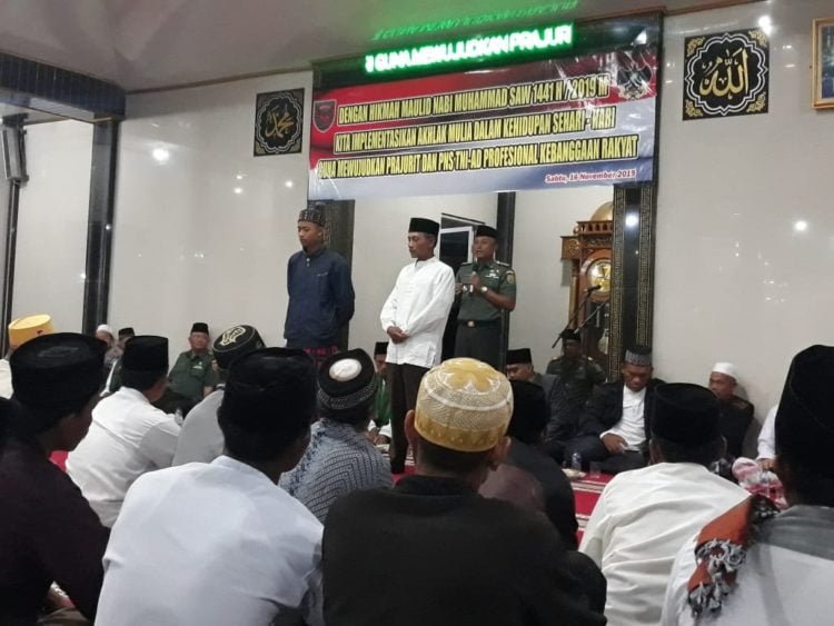 LOLOS TES PRAJURIT. Komandan Kodim (Dandim) 0422/Lampung Barat Letkol Kav Andri Nurcahyo memperkenalkan orang tua dan anak kuli bata yang lolos jadi tentara di markas kodim setempat, Minggu (17/11). LAMPUNG POST/ARIPSAH