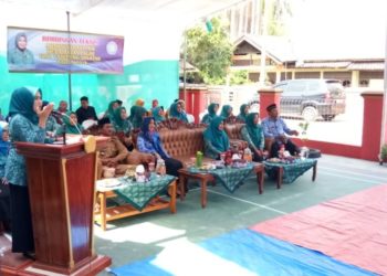 KURANGI SAMPAH. Ketua TP PKK Kabupaten Lampung Selatan, Winarni Nanang Ermanto saat mengajak kader PKK dan masyarakat untuk berperan mengurangi sampah plastik, Senin (18/11). LAMPUNG POST/ARMANSYAH