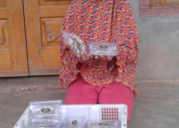 TUNJUKKAN DODOL. Widaningsih, warga Dusun Sumbersari, Desa Sidokayo, Kecamatan Abung Tinggi, Lampung Utara menunjukkan dodol tape buatannya di kediamannya, Selasa (19/11). LAMPUNG POST/YUDHI HARDIYANTO