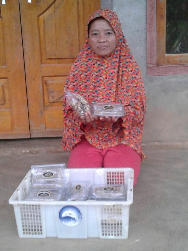 TUNJUKKAN DODOL. Widaningsih, warga Dusun Sumbersari, Desa Sidokayo, Kecamatan Abung Tinggi, Lampung Utara menunjukkan dodol tape buatannya di kediamannya, Selasa (19/11). LAMPUNG POST/YUDHI HARDIYANTO