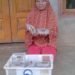 TUNJUKKAN DODOL. Widaningsih, warga Dusun Sumbersari, Desa Sidokayo, Kecamatan Abung Tinggi, Lampung Utara menunjukkan dodol tape buatannya di kediamannya, Selasa (19/11). LAMPUNG POST/YUDHI HARDIYANTO