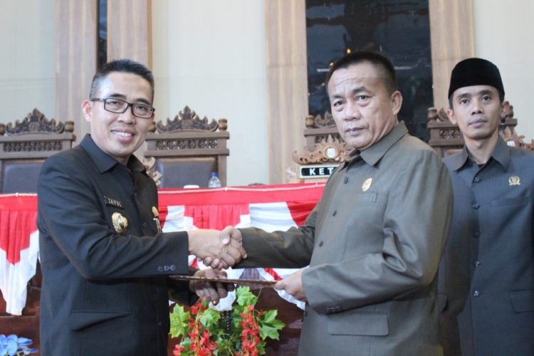 TERIMA NASKAH. Bupati Lampung Timur Zaiful Bokhari menerima naskah APBD 2020 yang baru disahkan DPRD setempat, Kamis (28/11). Naskah tersebut diserahkan Ketua DPRD Lampung Timur Ali Johan Arif. LAMPUNG POST/DJONI HARTAWAN JAYA