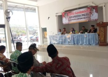 RAKOR BULANAN. Camat Palas, Lampung Selatan, Rika Wati memimpin rakor bulanan di Aula Way Pisang kantor camat setempat, Kamis (28/11). n LAMPUNG POST/ARMANSYAH